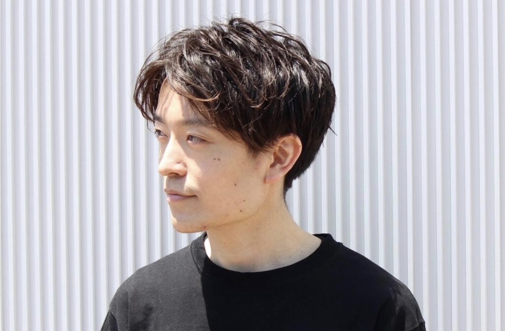 薄毛が目立たない男性ヘアスタイル ミディアムショート