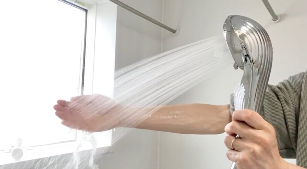肌あたりの柔らかいリファのストレート水流
